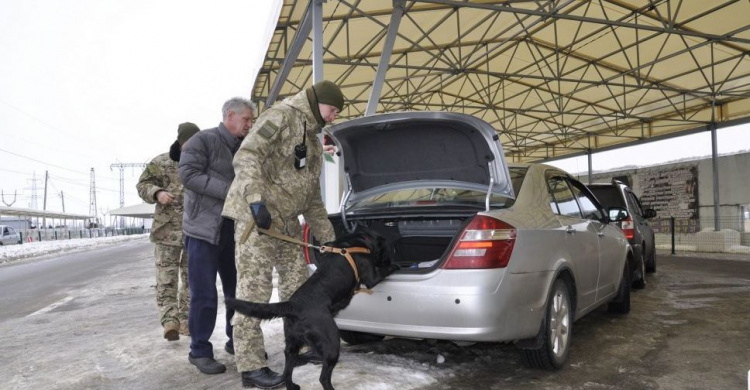 Пограничники фиксируют рост потока людей и машин через КПВВ на Донбассе