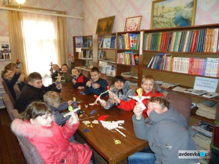 Авдеевские школьники освоили мастерство создания кукол-оберегов к Маслянице (ФОТО)
