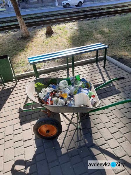 Авдеевские коммунальщики убрали с улиц "праздничный" мусор (ФОТО)