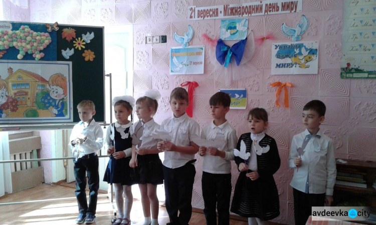 Школьники в Авдеевке провели акции во имя мира (ФОТО)