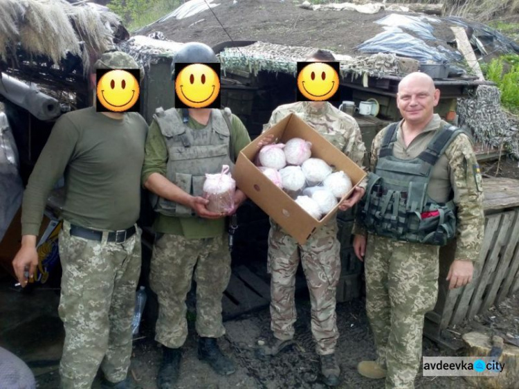Авдеевские «симики» доставили подарки военным и детям (ФОТО)