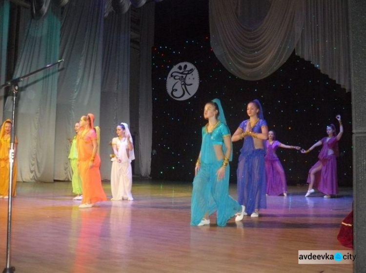 В Авдеевке танцевали слонята и индийские красавицы (ФОТО)