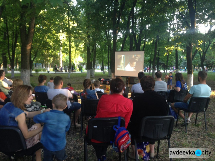 В Авдеевке в День молодёжи смотрели кино под открытым небом (ФОТОФАКТ)
