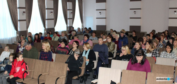 В Авдеевке красиво поздравили работников социальной сферы (ФОТО)