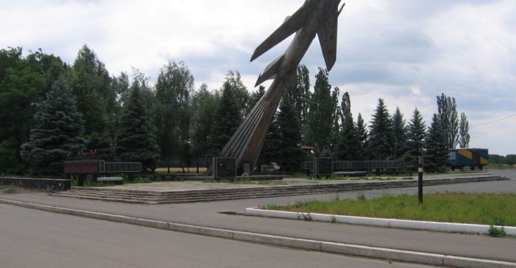 В Авдеевке осквернен памятник освободителям Украины