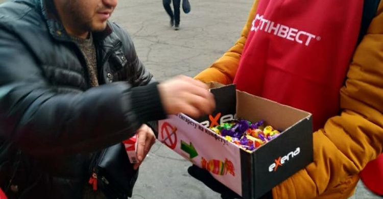 В Авдеевке меняли сигареты на конфеты (ФОТОФАКТ)