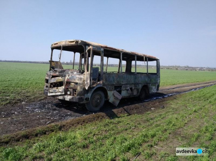 В Донецкой области на дороге полностью сгорел автобус (ФОТО)