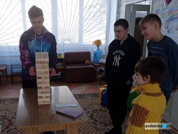Пластуны Авдеевки научили воспитанников "Искорки" игре в "Дженгу"