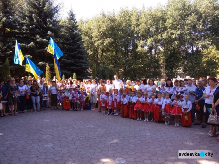 Авдеевка: дети и воины приняли участие в мероприятиях ко Дню флага (ФОТО)