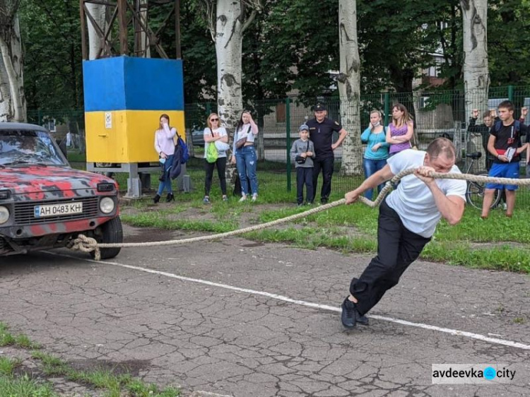 В Авдеевке прошли соревнования силачей «Казацкие развлечения»