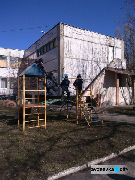Чистый четверг в Авдеевке: необычные дети поработали на славу (ФОТО)