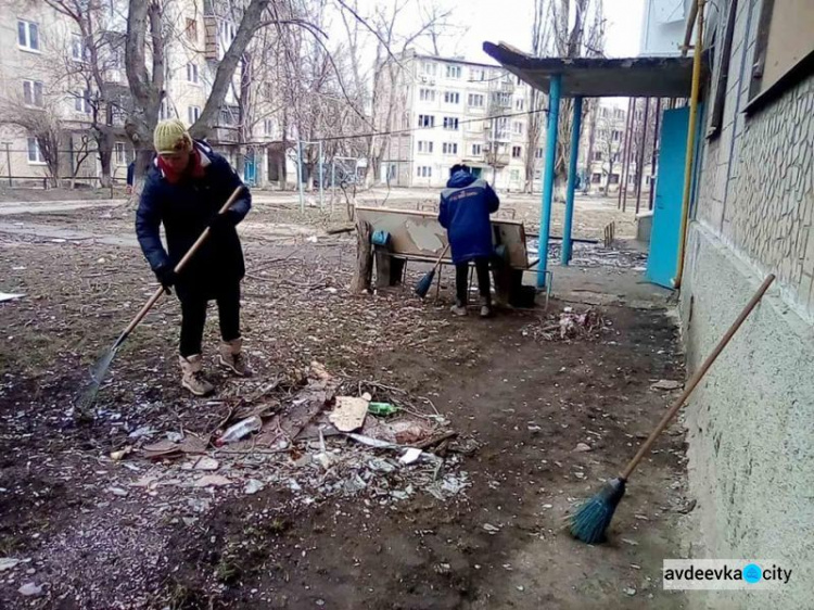 Комунальники Авдіївки продовжуть прибирати місто після обстрілів (ФОТОФАКТ)