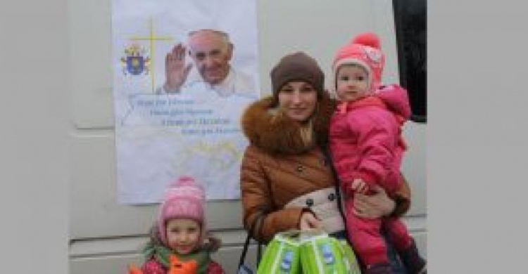 "Папа для Украины": живущие на линии фронта 2600 родителей и детей получили средства гигиены и продукты