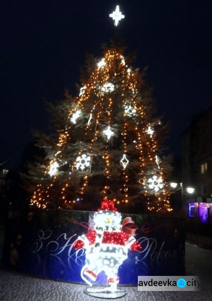 В Авдеевке на бульваре Шевченко засияла новогодняя елка