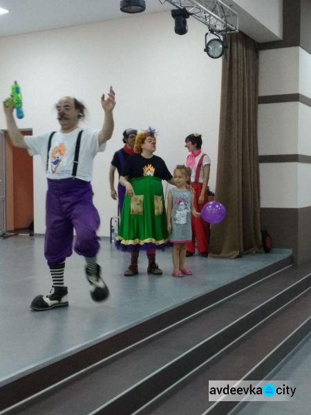 Авдеевских малышей весело развлекали зарубежные клоуны  (ФОТО)