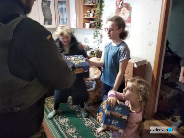  Авдеевские "симики" отчитались: подарки и радость детям и военным доставлены (ФОТО)