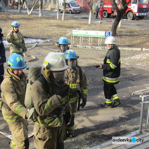 Авдеевские спасатели тушили условный пожар на избирательном участке (ФОТО)