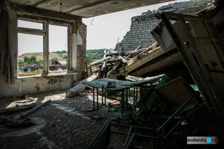 Поселок-призрак Широкино: в сети показали руины разрушенного обстрелами курорта (ФОТО)