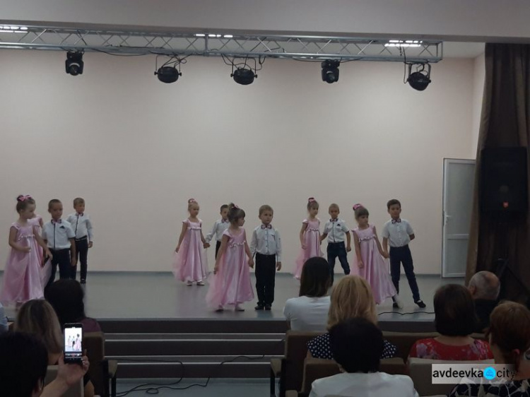 Бухгалтеров Авдеевки поздравили ценными подарками и концертом (ФОТО)