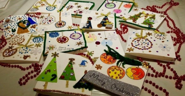 Авдеевские ребятишки уже готовятся к Рождеству: делают для близких открытки хендмейд 