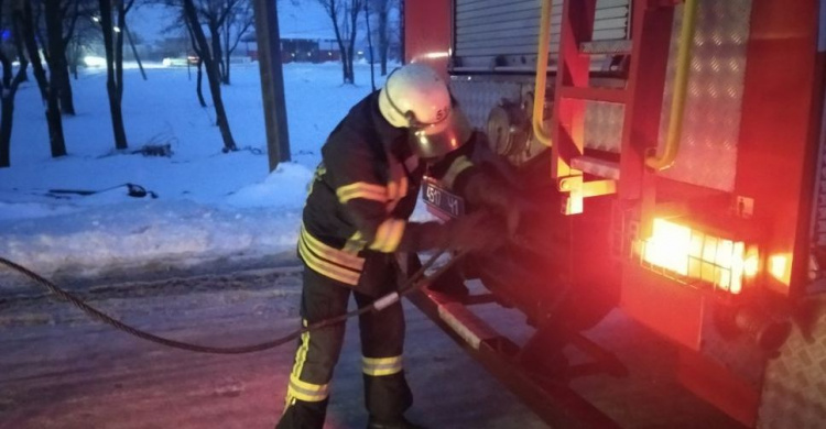 За прошедшие сутки спасатели Донбасса десятки раз освобождали автомобили из снежных сугробов