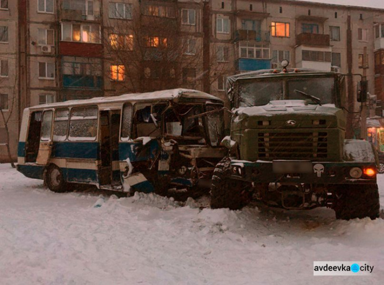 Донбасс: опубликованы жуткие фото с места столкновения шахтерского автобуса и военного КрАЗ