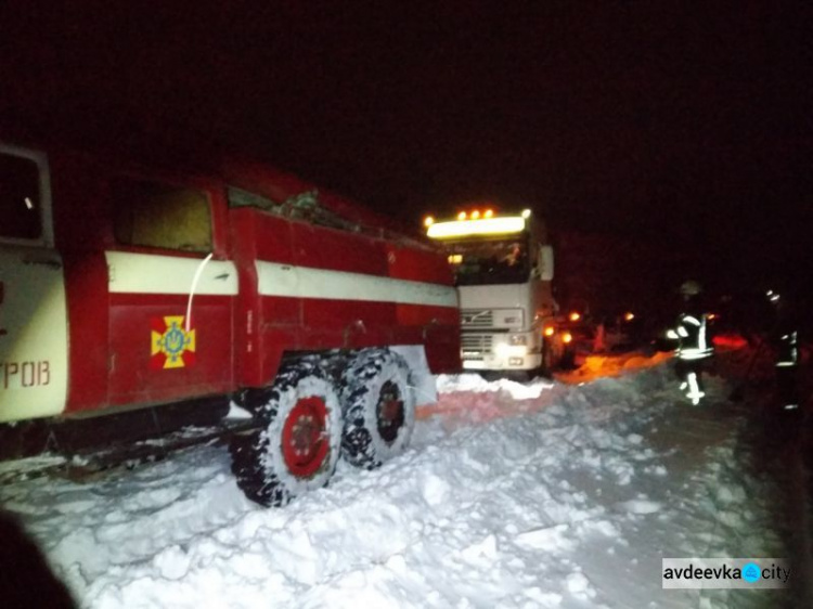 Спасатели на Донетчине за сутки вызволили из снежных ловушек три автобуса и почти 4 десятка авто