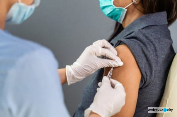 Колективи з понад 50 охочими вакцинуватися можуть записатися на щеплення
