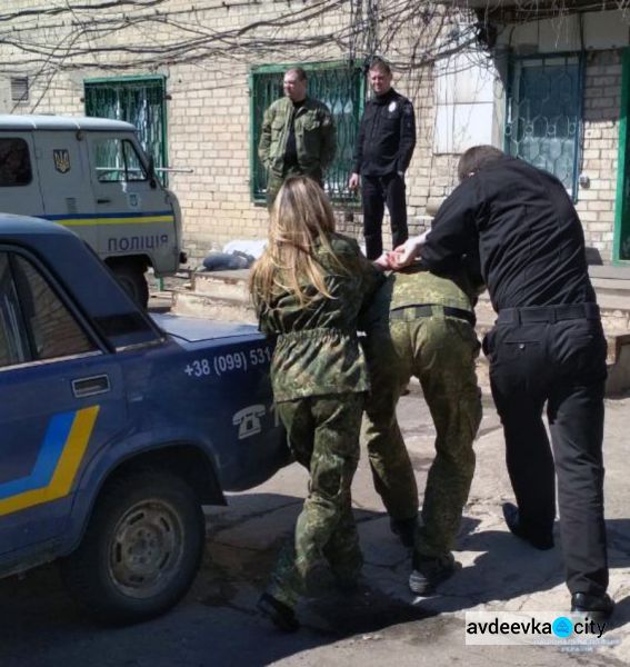 Полицейские Авдеевки отработали задержание преступника (ФОТО)