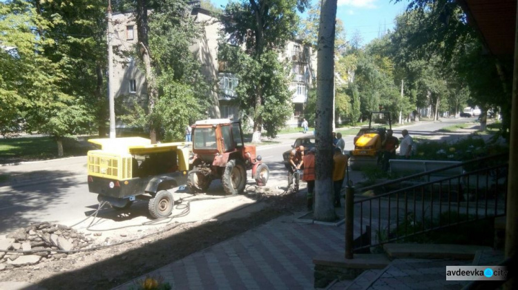 В Авдеевке активно латают дороги (ФОТО)