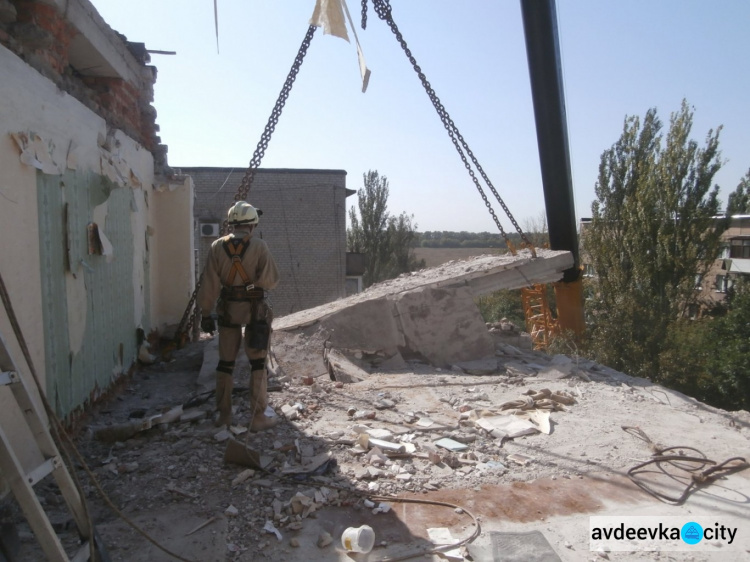 Спасатели ГСЧС шаг за шагом восстанавливают поврежденные обстрелами дома в Авдеевке