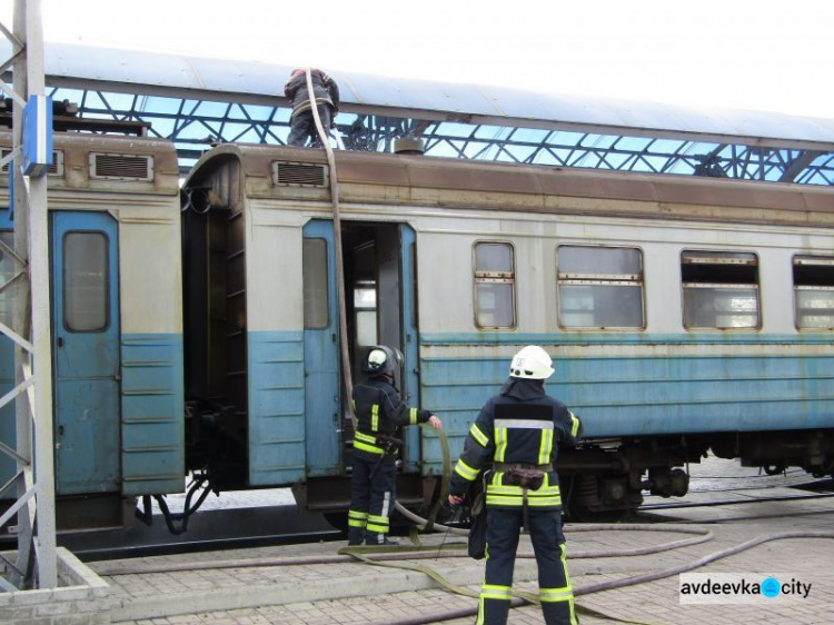 В Донецкой области горела электричка (ФОТО)