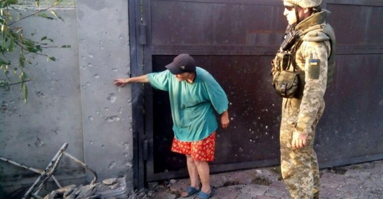 Обстрелы и разрывы: десять мирных граждан пострадали на Донбассе