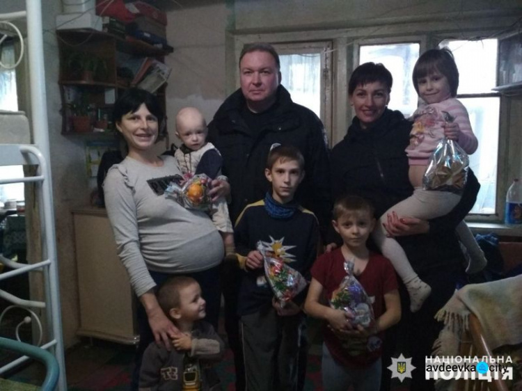 Авдеевские полицейские поздравили детей из многодетных семей с Днем Николая Чудотворца (ФОТОФАКТ)