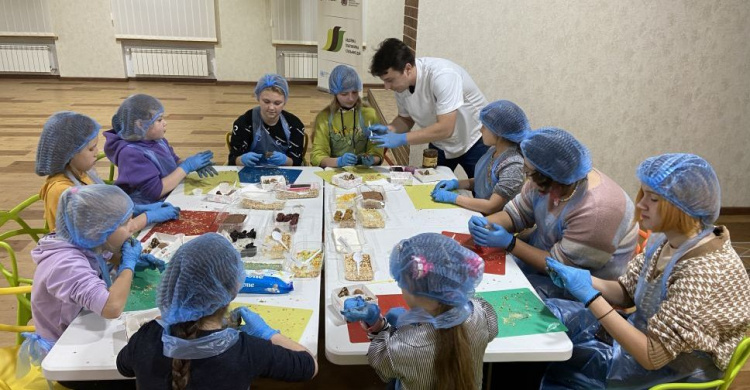 Авдеевские школьники научились делать вкусные и полезные сладости (ВИДЕО)
