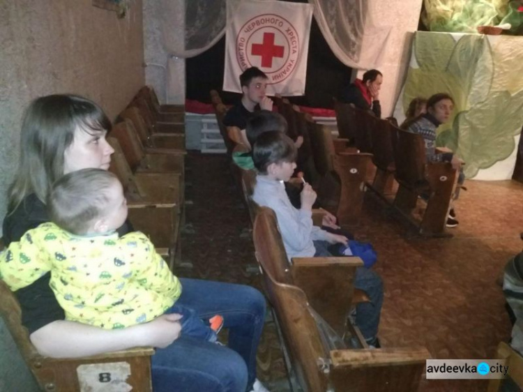 Авдеевских детей порадовали сказочной постановкой (ФОТО)