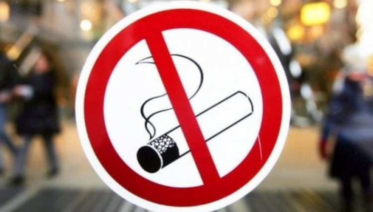 Завтра в Україні почнуть штрафувати за будь-яке куріння у громадських місцях