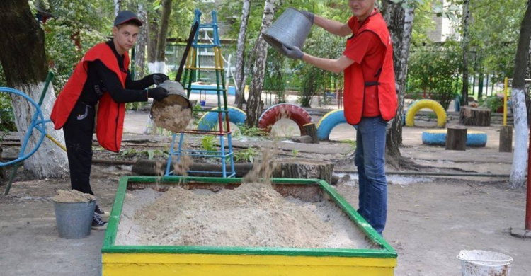 В детских садах Авдеевки обновили песочницы (ФОТО)