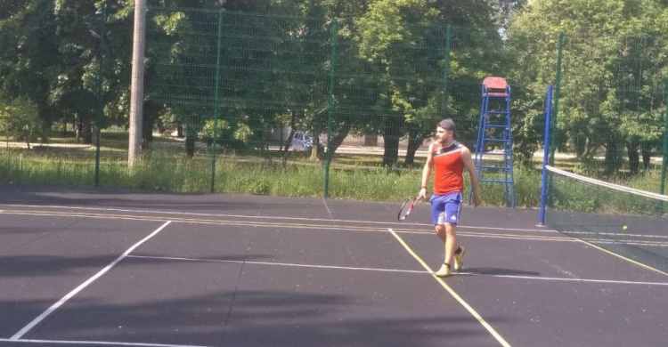 В Авдеевке проходит городской турнир по теннису: имена победительниц известны, мужчинам предстоят заключительные игры (ФОТО)