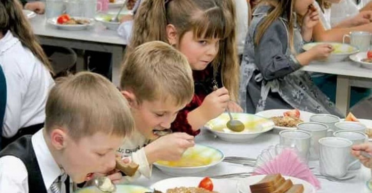 Без колбас, полуфабрикатов и газированных напитков: Минздрав предлагает новые нормы питания в учебных заведениях