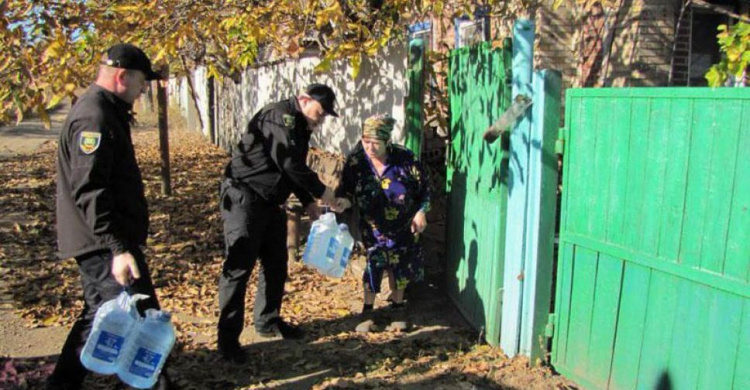 Полиция помогает доставлять питьевую воду в "обезвоженные" прифронтовые поселки под Торецком