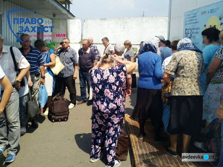 Очереди у донбасской линии разграничения: что происходит днем в районе КПВВ «Марьинка»
