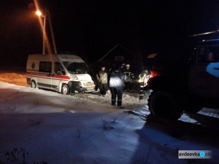 Донетчина: из снежных заносов вытаскивали кареты скорой помощи (ФОТО)