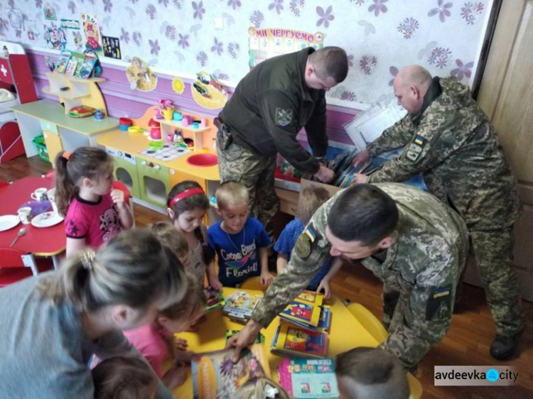 Авдеевские "симики" доставили детям в прифронтовых районах книги и рассказали об опасности мин (ФОТО)