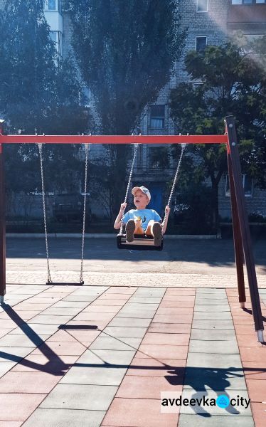 На новой детской площадке, подаренной городу Метинвестом, кипит жизнь (ФОТОФАКТ)