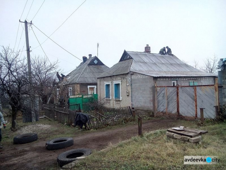 Спасатели отремонтировали еще два поврежденных обстрелами дома в Авдеевке (ФОТО)