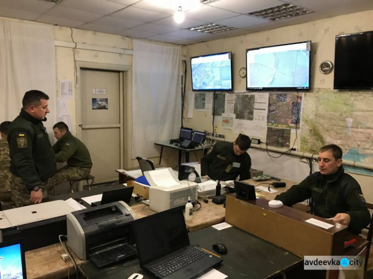 Советник президента показал оборудование десантников, которые сражаются у Авдеевки