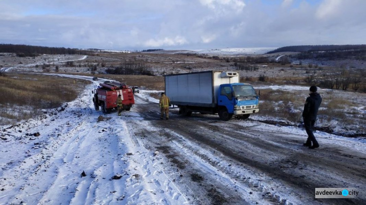 Спасатели Авдеевки вытащили из ледяного плена авто с продуктами