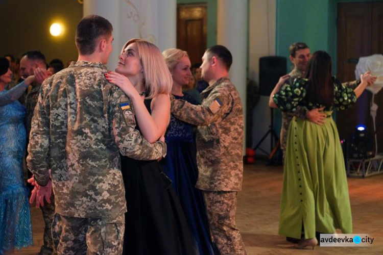Донецкая область провела первый за сто лет Офицерский бал (ФОТО)