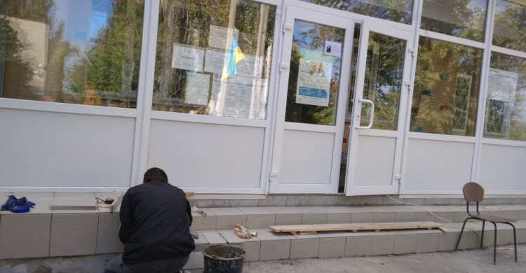 В Авдеевке ремонтируют вход в больницу (ФОТОФАКТ)